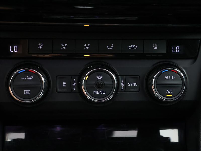 Škoda Superb 2.0 TSI 206kW DSG CZ L&K - fotka 26 z 37