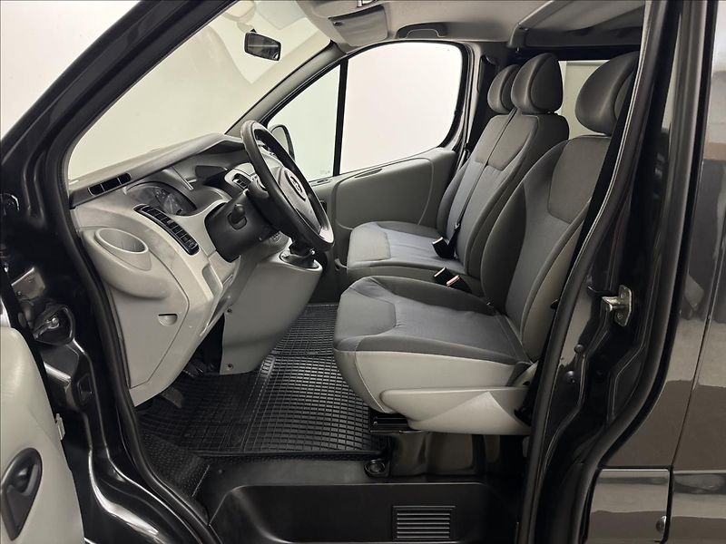 Opel Vivaro 2,5 107kW 9MÍST AC TAŽNÉ 1.MAJ - fotka 20 z 30