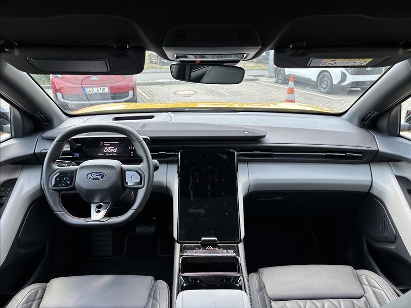 Ford Capri 0,0 Premium 79kWh AWD Panorama - fotka 17 z 42