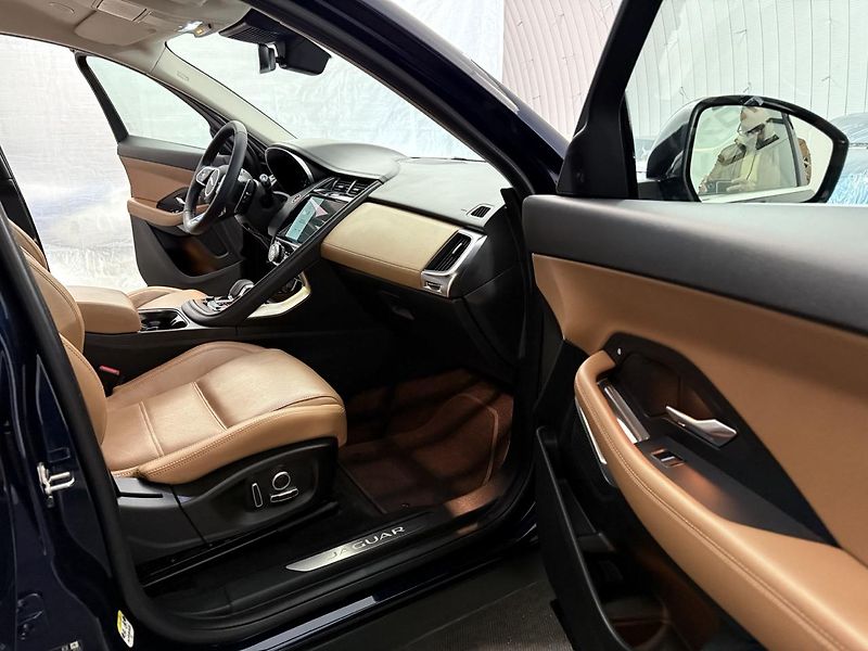 Jaguar E-Pace (2021) 2.0D,4WD,FACELIFT,ZÁRUKA - fotka 29 z 56