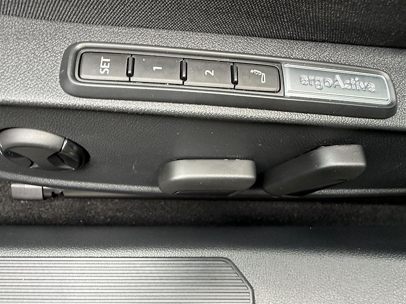 Volkswagen Golf (2023) 1.5 eTSI 110 kW mHEV Style DSG - fotka 9 z 21