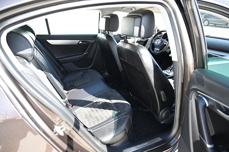 Volkswagen Passat 2.0TSI 155KW DSG Rezervace - fotka 31 z 44