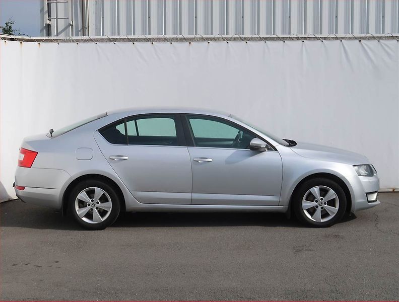 Škoda Octavia (2014) Elegance 2.0 TDI, Tempomat - fotka 6 z 16