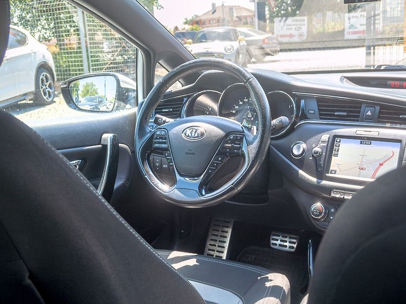 Kia Ceed (2017) GT Line 1.6D 100KW MAT – NAVI - fotka 15 z 50