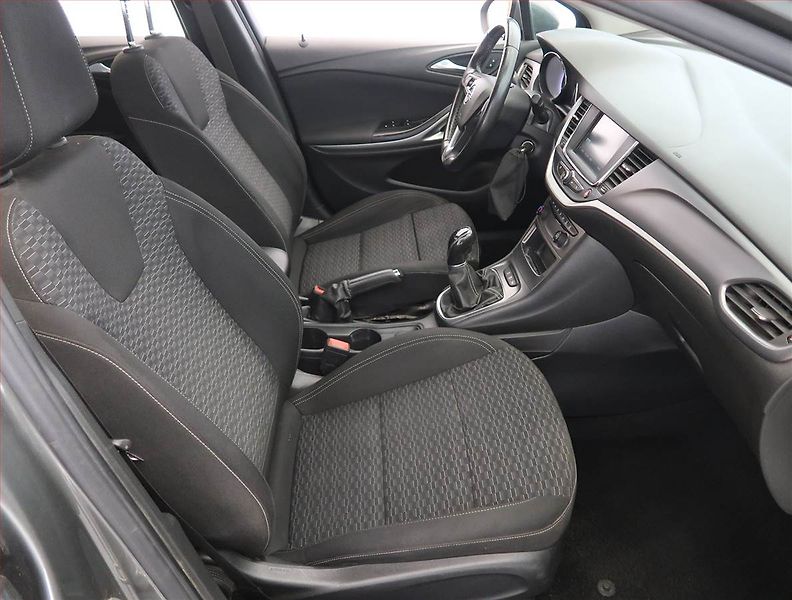Opel Astra (2019) 1.6 CDTI, Navi, Tempomat - fotka 9 z 18
