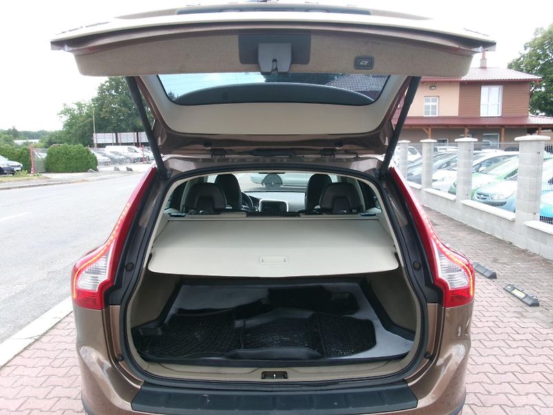 Volvo XC60 (2012) 2,4 D5 SUMMUM 169kW AC NAVI - fotka 14 z 37