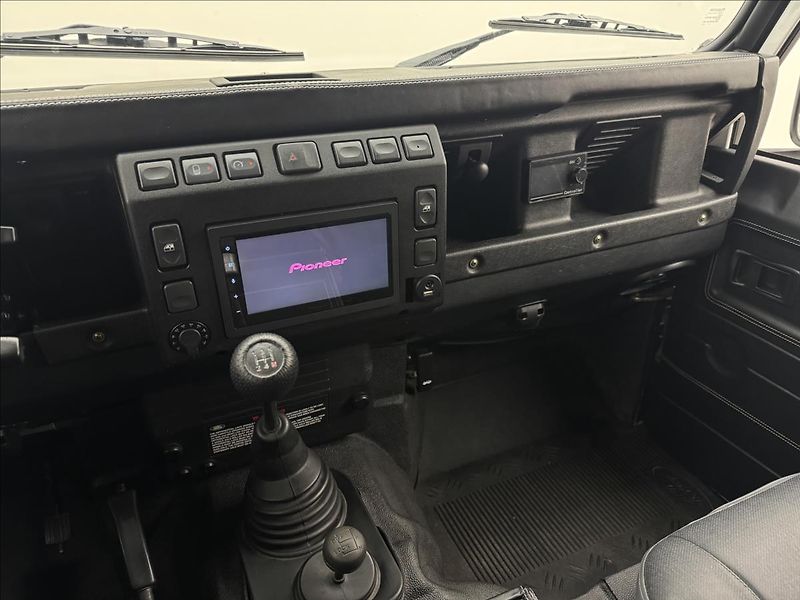 Land Rover Defender 2,5 130 Td5 90kW PO RENOVACI - fotka 12 z 45