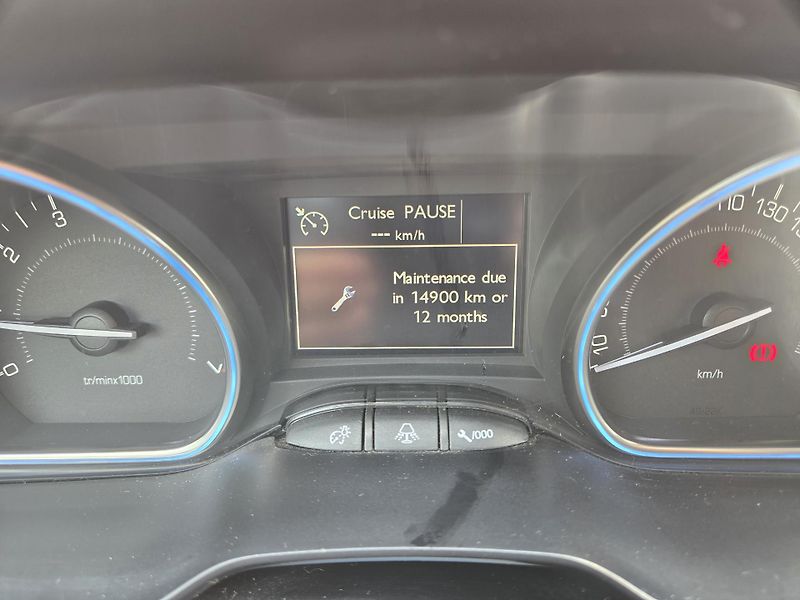 Peugeot 2008 (2016) 1.2 PT 110 ALLURE MAN 5 - fotka 15 z 29