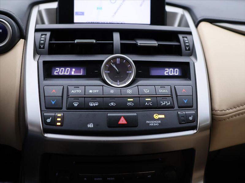 Lexus NX 300h 2,5 145kW 4WD Premium AUT - fotka 26 z 38