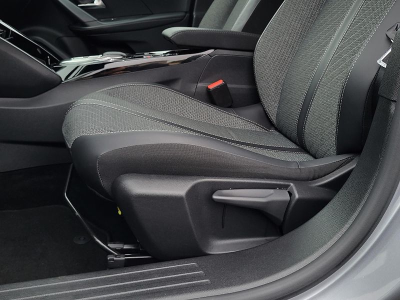 Peugeot 2008 1.2 PureTech 130k AUTOMAT - fotka 29 z 45