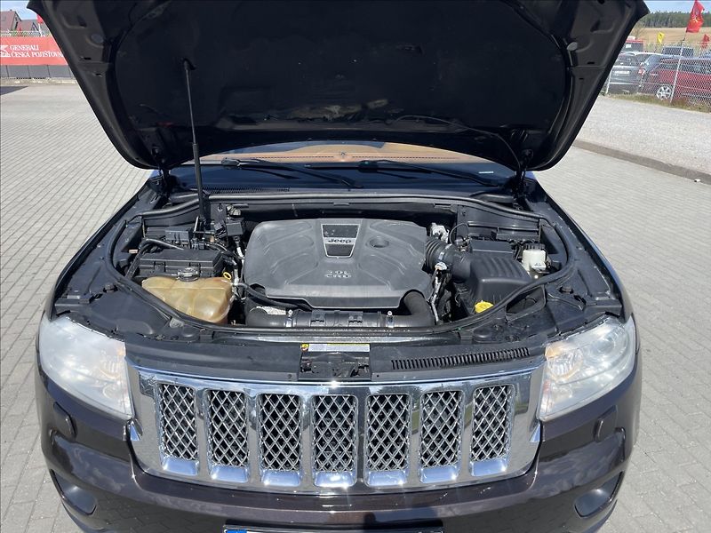Jeep Grand Cherokee 3,0 CRDi 177kw Overland Pano T - fotka 26 z 35