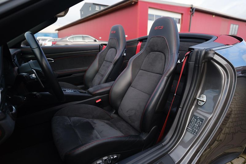 Porsche 911 Carrera 4 GTS Lift 331kWCabrio - fotka 18 z 52