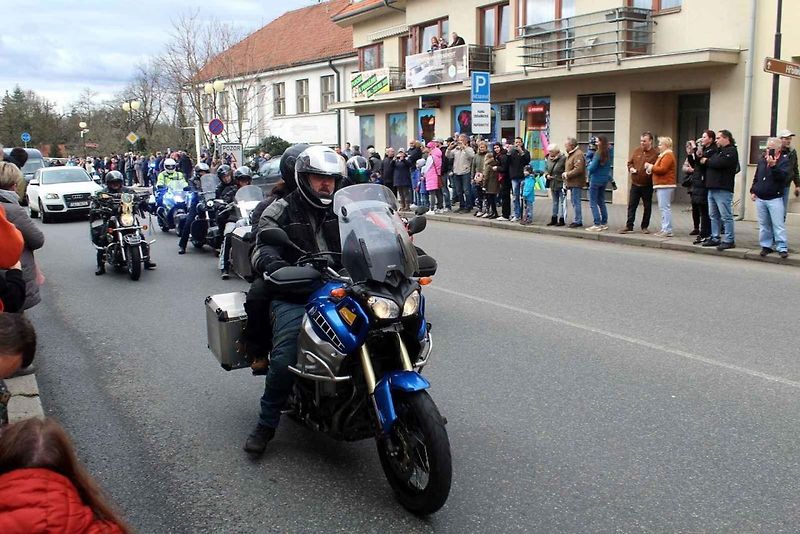 Z příjezdu spanilé jízdy motocyklů do Poděbrad.