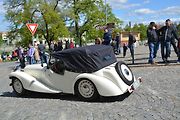 Automobiloví a motocykloví veteráni se vydali v neděli na tradiční jízdu Ze zámku na hrad. Start byl na Horním náměstí v Přerově, kde si lidé užili bohatý program.