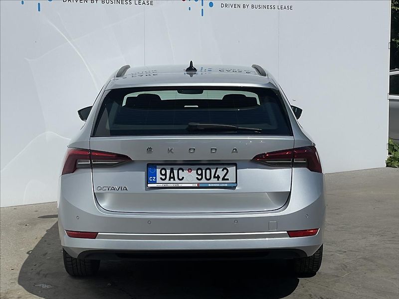 Škoda Octavia 2,0 TDI Combi Ambition Plus - fotka 22 z 22
