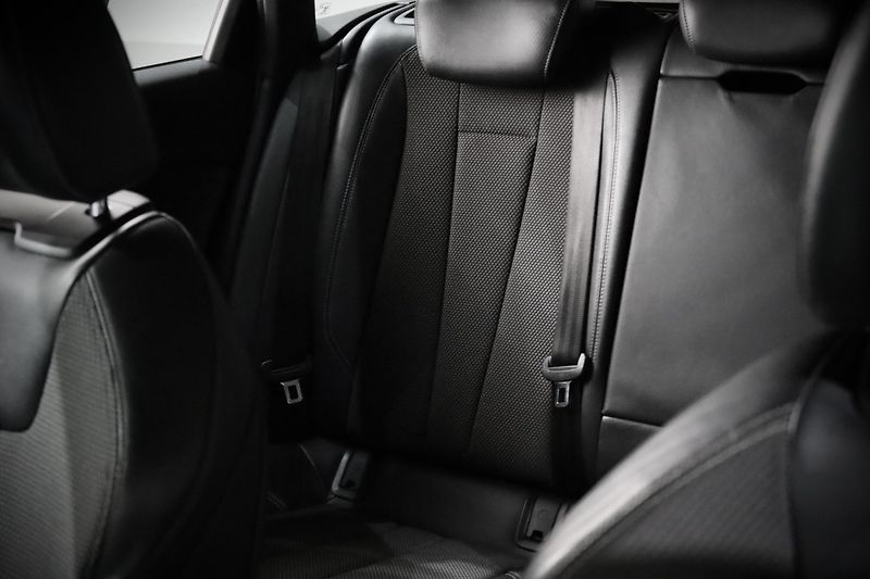 Audi A4 2.0 TFSI ultra 140 kW S line - fotka 27 z 49