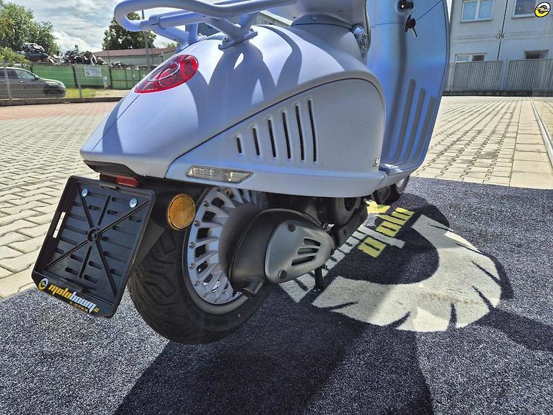 Vespa 946 (2025) 946 Snake E5+ - fotka 16 z 24