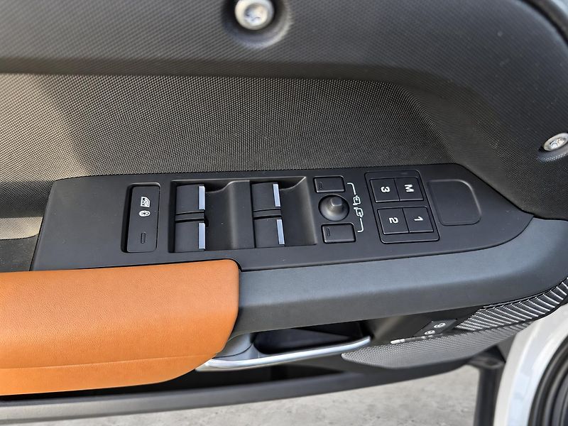 Land Rover Defender 110 D300 3,0 HSE X-Dynamic DPH - fotka 7 z 33