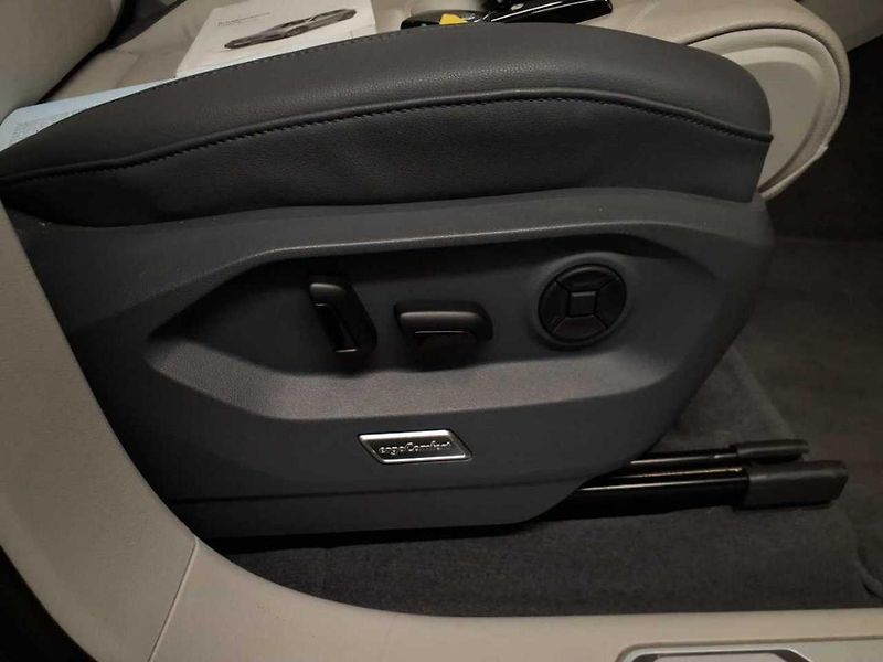 Volkswagen Touareg 3,0TDi 170kw 4x4 DSG TZ 19ALU - fotka 12 z 13