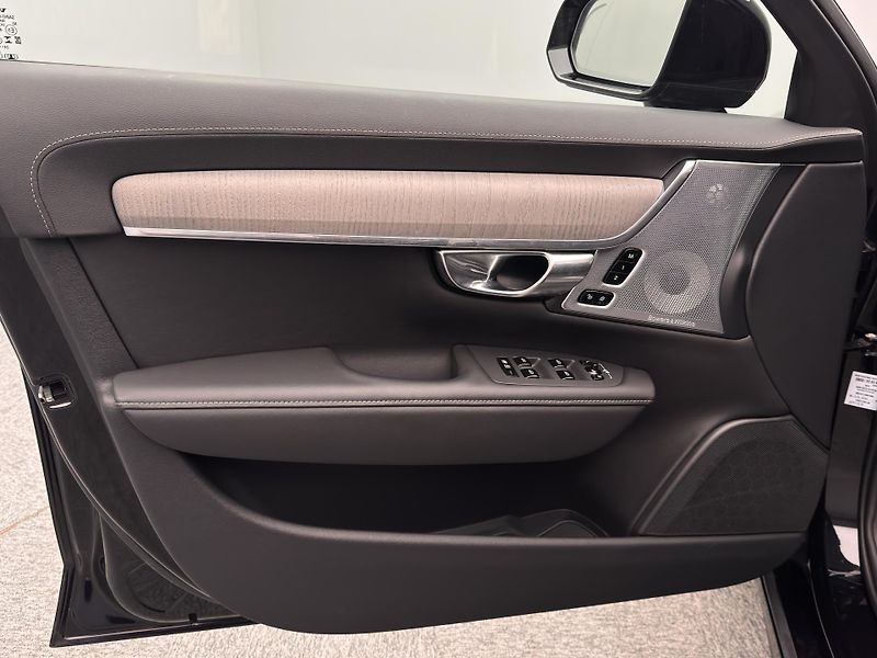 Volvo V90 T8 AWD RECHARGE ULTRA - fotka 18 z 53