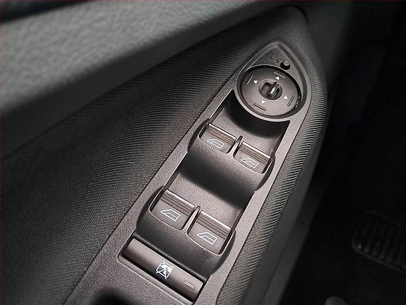 Ford C-MAX (2013) 1.6 TDCi, Vyhř. sedaček - fotka 15 z 18