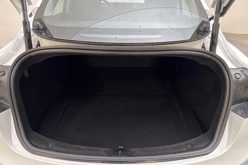 Tesla Model 3 Long Range AWD Highland Tažné - fotka 13 z 16