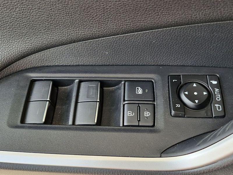 Toyota RAV4 Selection 2.5 HEV 4x2 - fotka 19 z 28