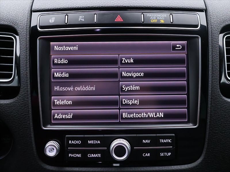 Volkswagen Touareg 3,0 TDI V6 DSG R-LINE CZ 4M - fotka 24 z 37