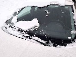 Když dojde při odstraňování námrazy z auta k poškození stěračů, nemusí to být veliká škoda, ale je zbytečná.