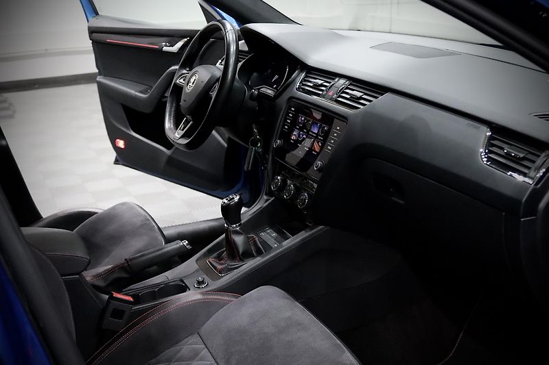 Škoda Octavia 3 FL Combi 2.0 TSI 169 kW RS - fotka 38 z 39