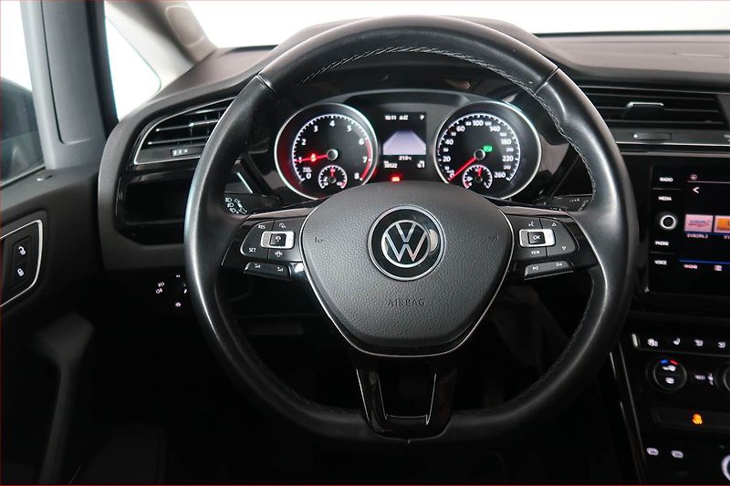 Volkswagen Touran (2022) 1.5 TSI - fotka 17 z 21
