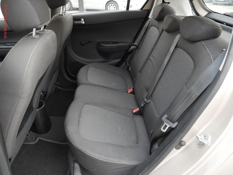 Hyundai i20 (2011) 1.2i, ČR, AC, park.asist - fotka 10 z 15
