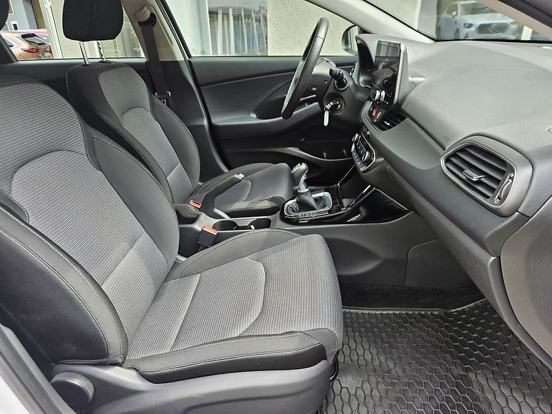 Hyundai i30 1.5i Comfort, serv.kn., 1.maj. - fotka 25 z 31