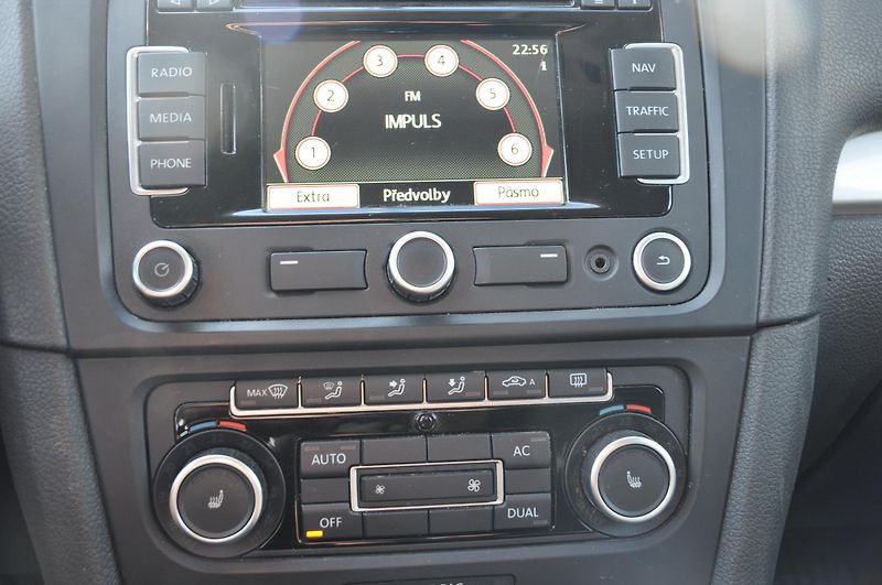 Volkswagen Golf VI 1.6TDi 77kW KOMBI - fotka 12 z 17