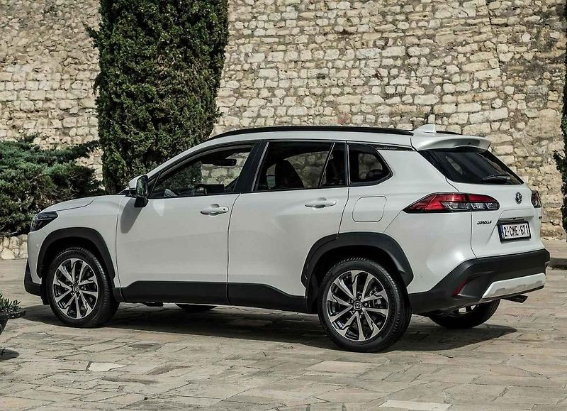 V terénu opravdu pomůže silnější zadní elektromotor