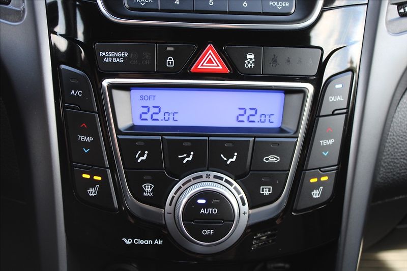 Hyundai i30 1,6 i  ČR,1.MAJ,WEEKEND DESIGN - fotka 13 z 31