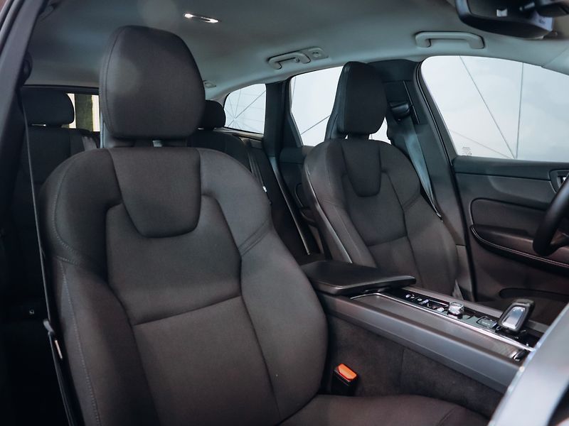 Volvo XC60 B4 AWD Momentum Pro - fotka 25 z 28