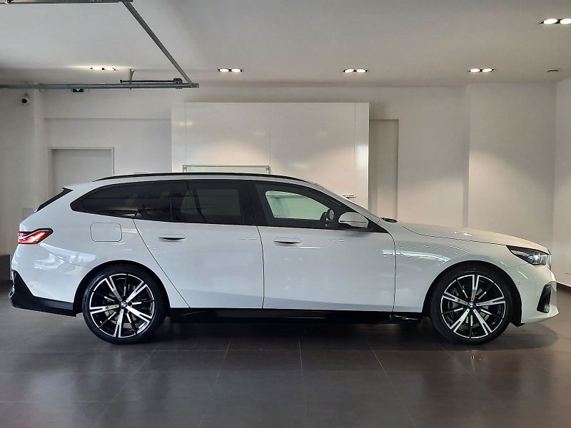 BMW Řada 5 (2025) 540d xDrive Touring M Sport - fotka 7 z 17