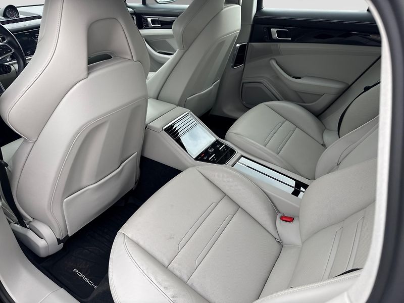 Porsche Panamera 4S - fotka 21 z 30