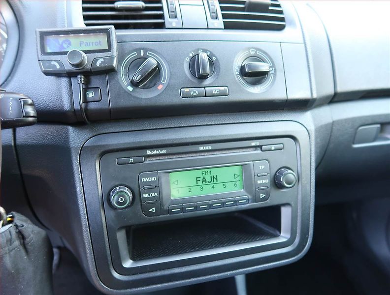 Škoda Fabia (2012) 1.2 TSI, po STK, oblíbený vůz - fotka 12 z 17