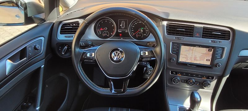 Volkswagen Golf (2016) 1,4TSi 92kW benzín DSG Lounge - fotka 20 z 37