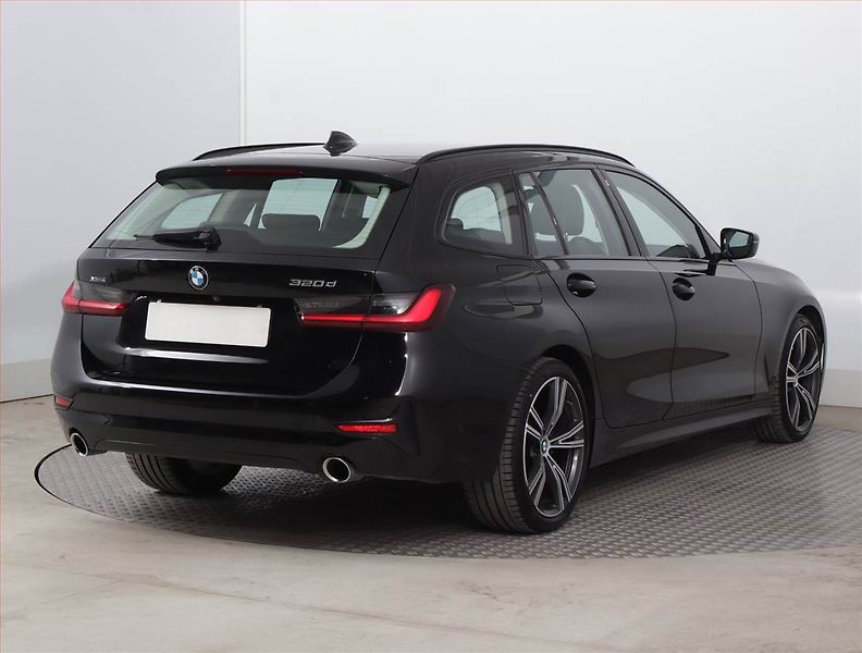 BMW Řada 3 (2021) Advantage 320 d xDrive - fotka 5 z 23