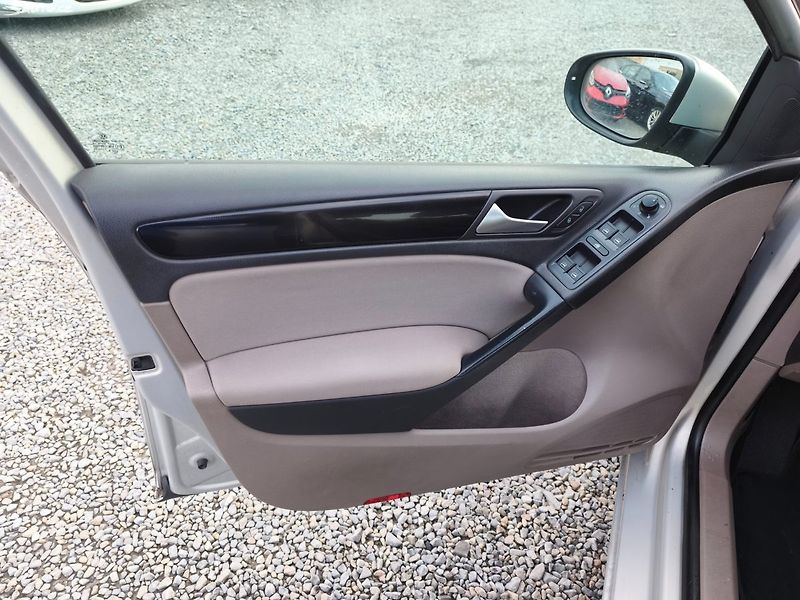 Volkswagen Golf (2011) - fotka 27 z 31