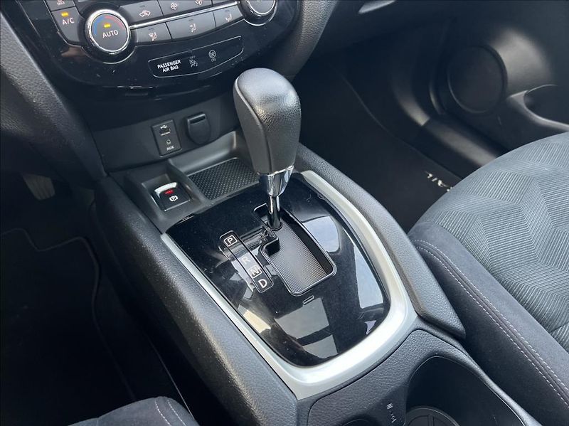 Nissan X-Trail 1,6 dCi  7-míst automat - fotka 32 z 38