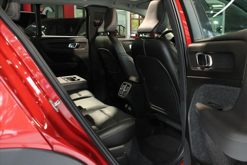 Volvo XC40 D4 AWD Momentum PilotAs/360°/P - fotka 27 z 32