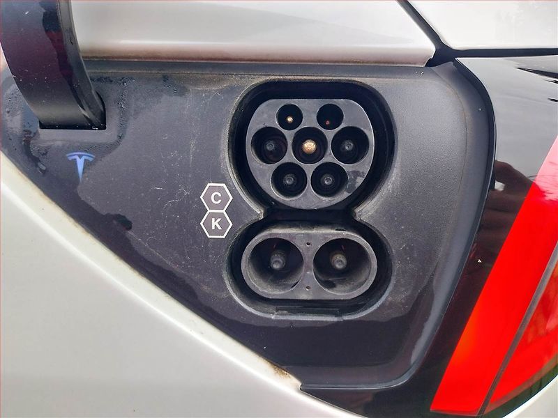 Tesla Model Y (2023) Long Range AWD 79kWh, SoH 92% - fotka 17 z 18
