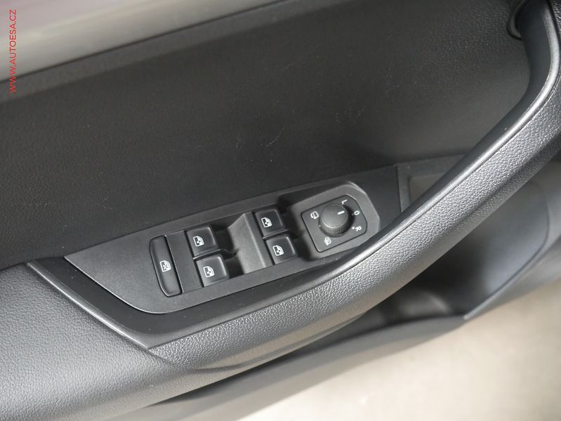 Škoda Karoq (2019) 2.0 TDi, Ambition, LED, navi - fotka 15 z 24