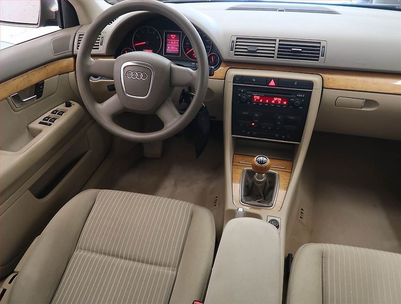 Audi A4 (2005) 2.0, po STK, Tažné, rezervace - fotka 7 z 13