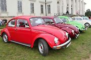 Z 33. Mezinárodního srazu Beetle a New Beetle na téma Naruby u zámku Kačina ve Svatém Mikuláši.