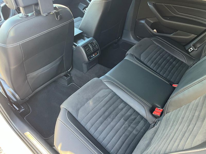 Volkswagen Passat (2021) 2.0 TDI 147kW 4x4 R-LINE - fotka 18 z 20
